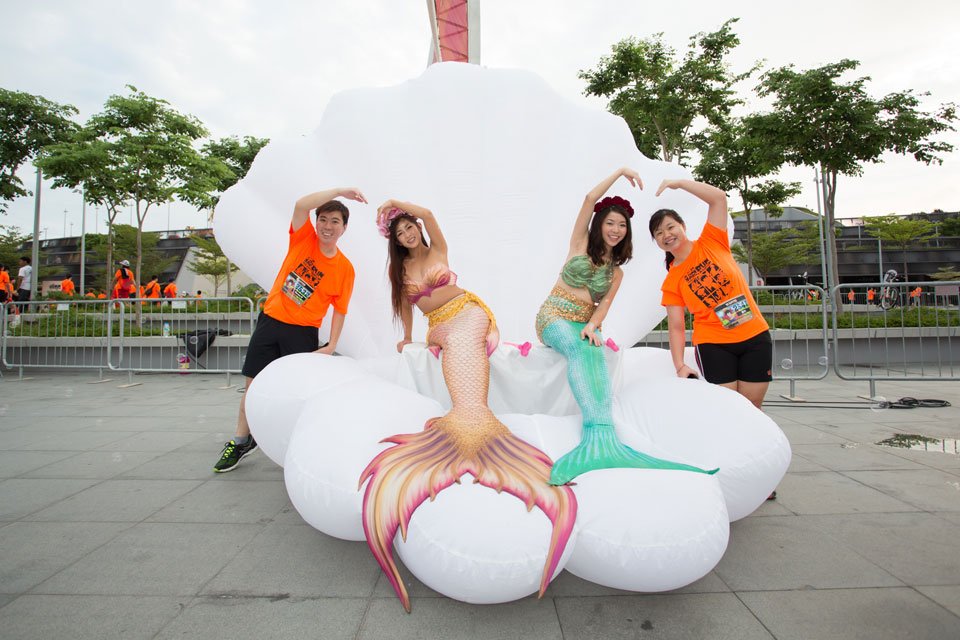Peserta One Piece Run Singapura 2016 berfoto di zona bertema Fish-Man Island