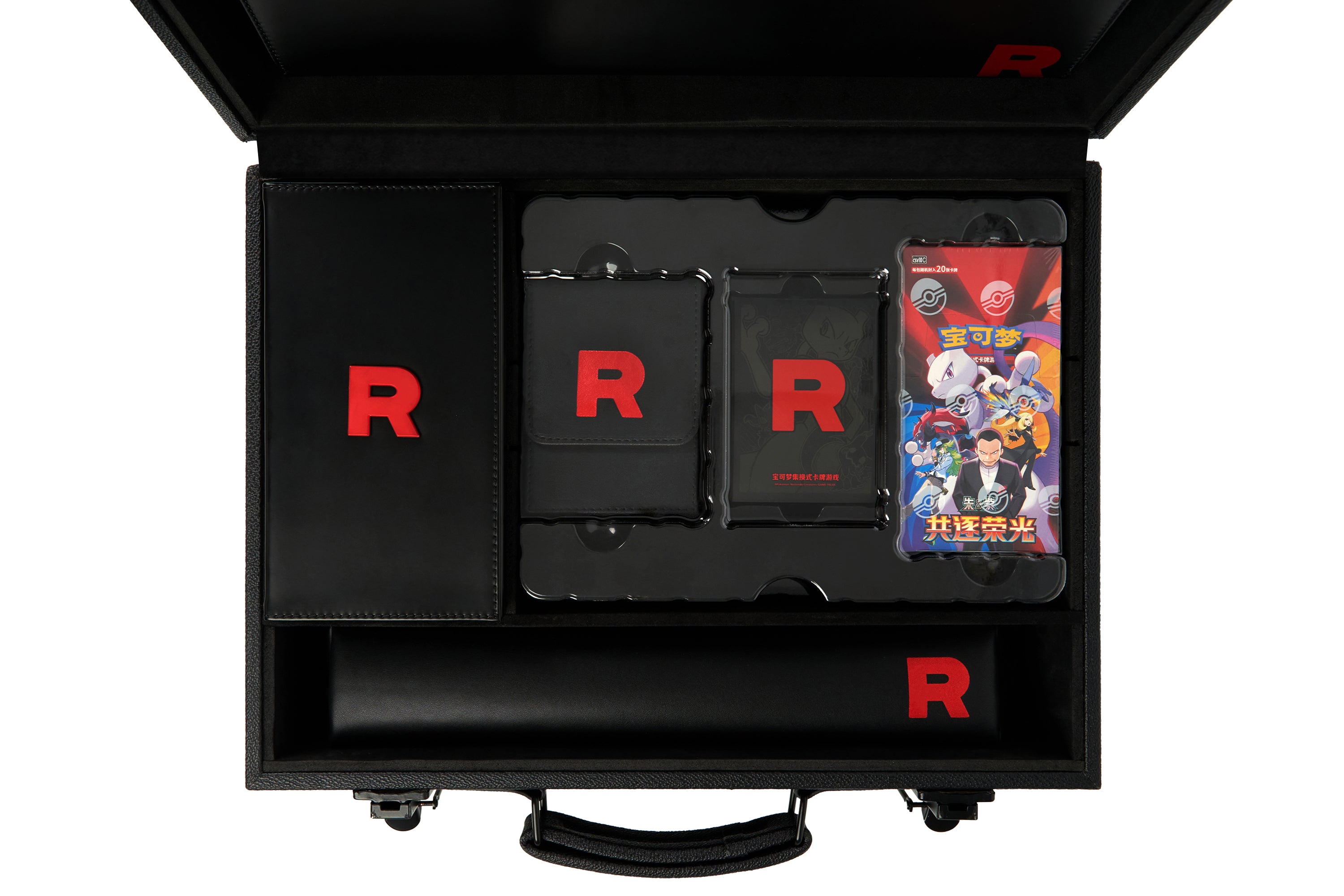 Isi dalam koper Team Rocket berisi deck box, playmat, dan booster Chasing Glory Together